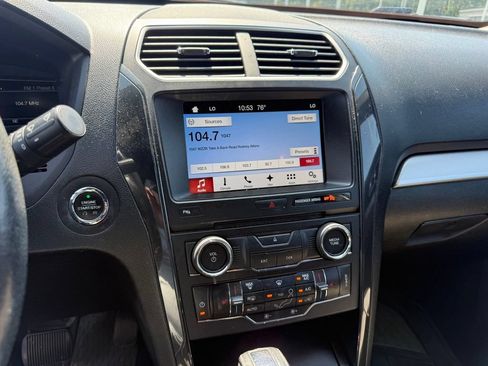 Used 2017 Ford Explorer XLT w/ Equipment Group 202A FWD image 10