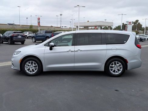 Used 2023 Chrysler Pacifica Touring-L FWD image 13