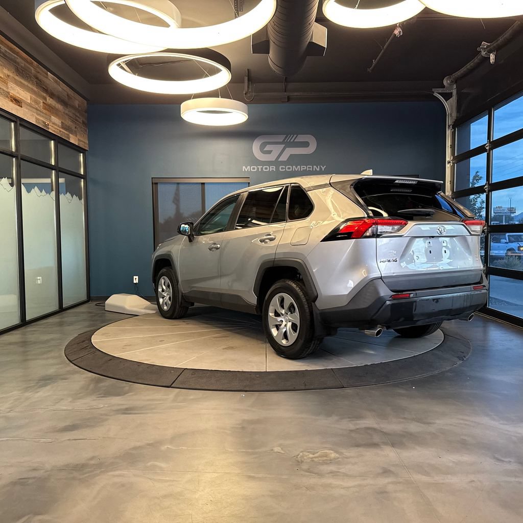 Used 2022 Toyota RAV4 LE AWD/4WD image 5