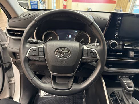 Used 2022 Toyota Highlander XLE image 31