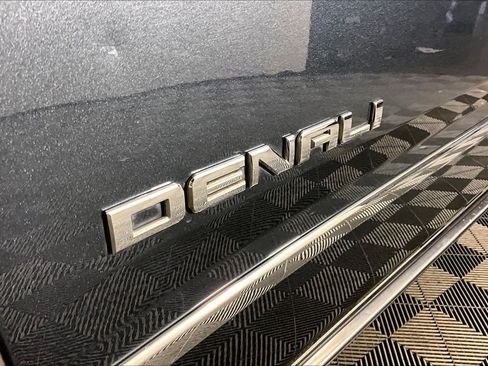 Used 2020 GMC Yukon Denali w/ Denali Premium Package image 9