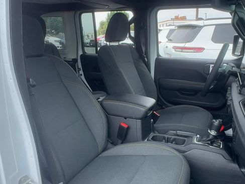 Used 2025 Jeep Wrangler Unlimited Sahara AWD/4WD image 15