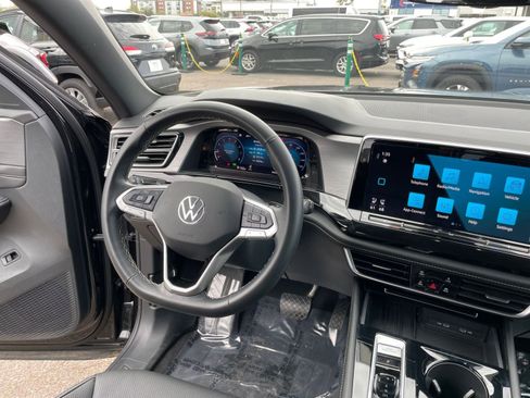 Used 2025 Volkswagen Atlas Cross Sport SE image 37