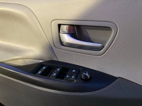 Used 2016 Toyota Sienna LE image 10