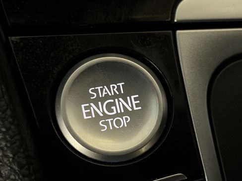 Used 2018 Volkswagen Golf R 4-Door image 38