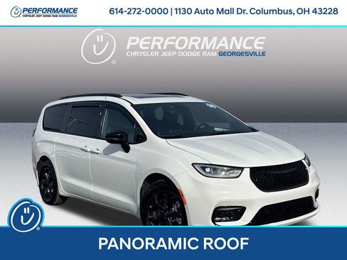 Used 2024 Chrysler Pacifica Premium image 1
