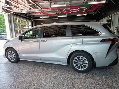 Used 2023 Toyota Sienna XLE w/ XLE Plus Package AWD/4WD image 2