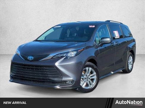 Used 2025 Toyota Sienna XLE image 1