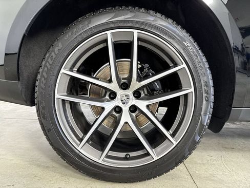 Certified 2025 Porsche Macan AWD/4WD image 16