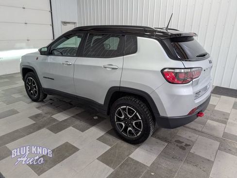 Used 2025 Jeep Compass Trailhawk AWD/4WD image 2