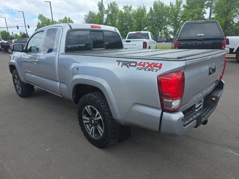 Used 2017 Toyota Tacoma TRD Sport w/ Premium & Technology Package AWD/4WD image 3