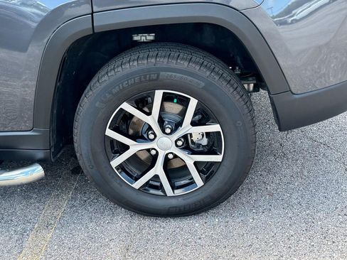 Used 2025 Jeep Grand Cherokee Limited AWD/4WD image 9