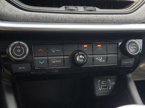 Used 2022 Jeep Compass Latitude FWD image 29
