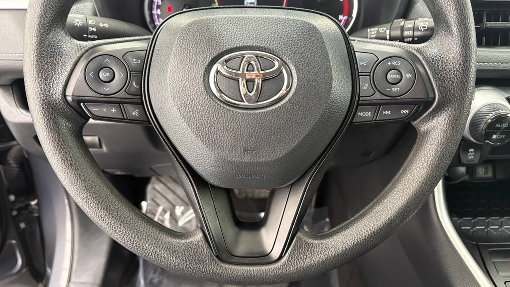 Used 2024 Toyota RAV4 XLE FWD image 33
