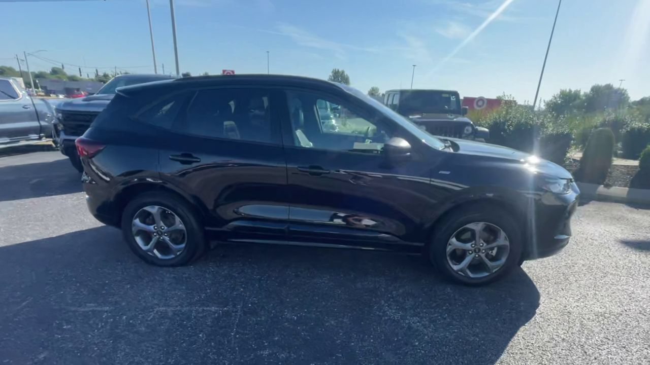 Used 2024 Ford Escape ST-Line w/ Tech Pack #1 AWD/4WD image 2