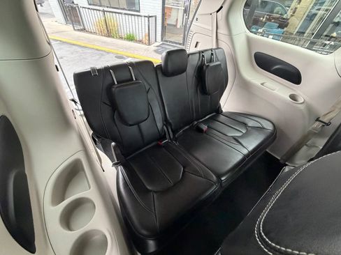 Used 2021 Chrysler Voyager Lxi image 16