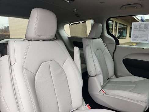 Used 2021 Chrysler Pacifica Touring-L w/ Uconnect Theater Family Group image 32