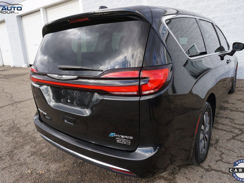 Used 2022 Chrysler Pacifica Touring-L image 11