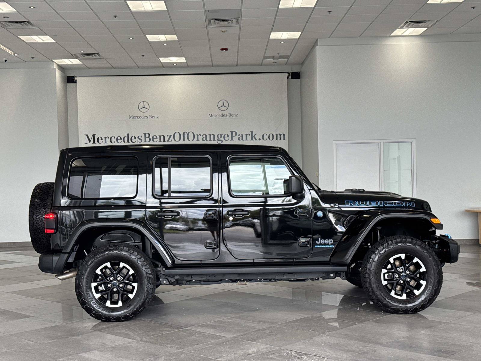 Used 2024 Jeep Wrangler Unlimited Rubicon 4xe AWD/4WD image 3
