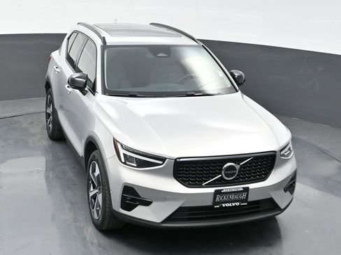 Used 2024 Volvo XC40 B5 Plus image 17