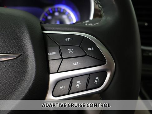 Used 2023 Chrysler Pacifica Limited FWD image 5