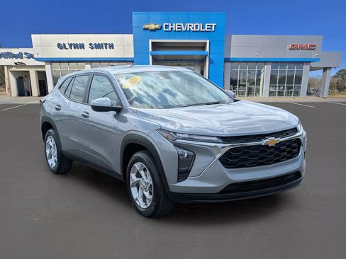 Certified 2025 Chevrolet Trax LS w/ LS Convenience Package image 3