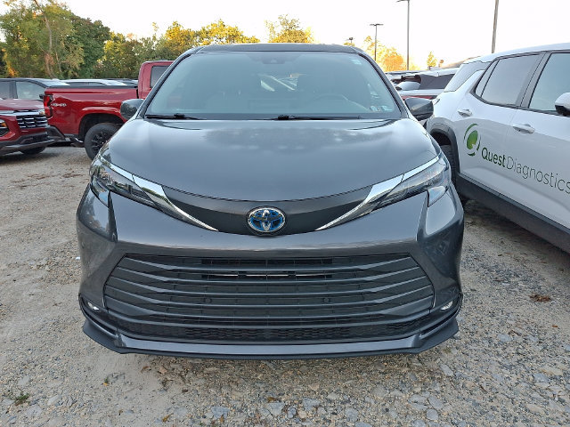 Used 2025 Toyota Sienna XLE AWD/4WD image 2