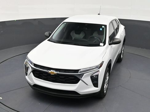 Used 2024 Chevrolet Trax LS FWD image 19