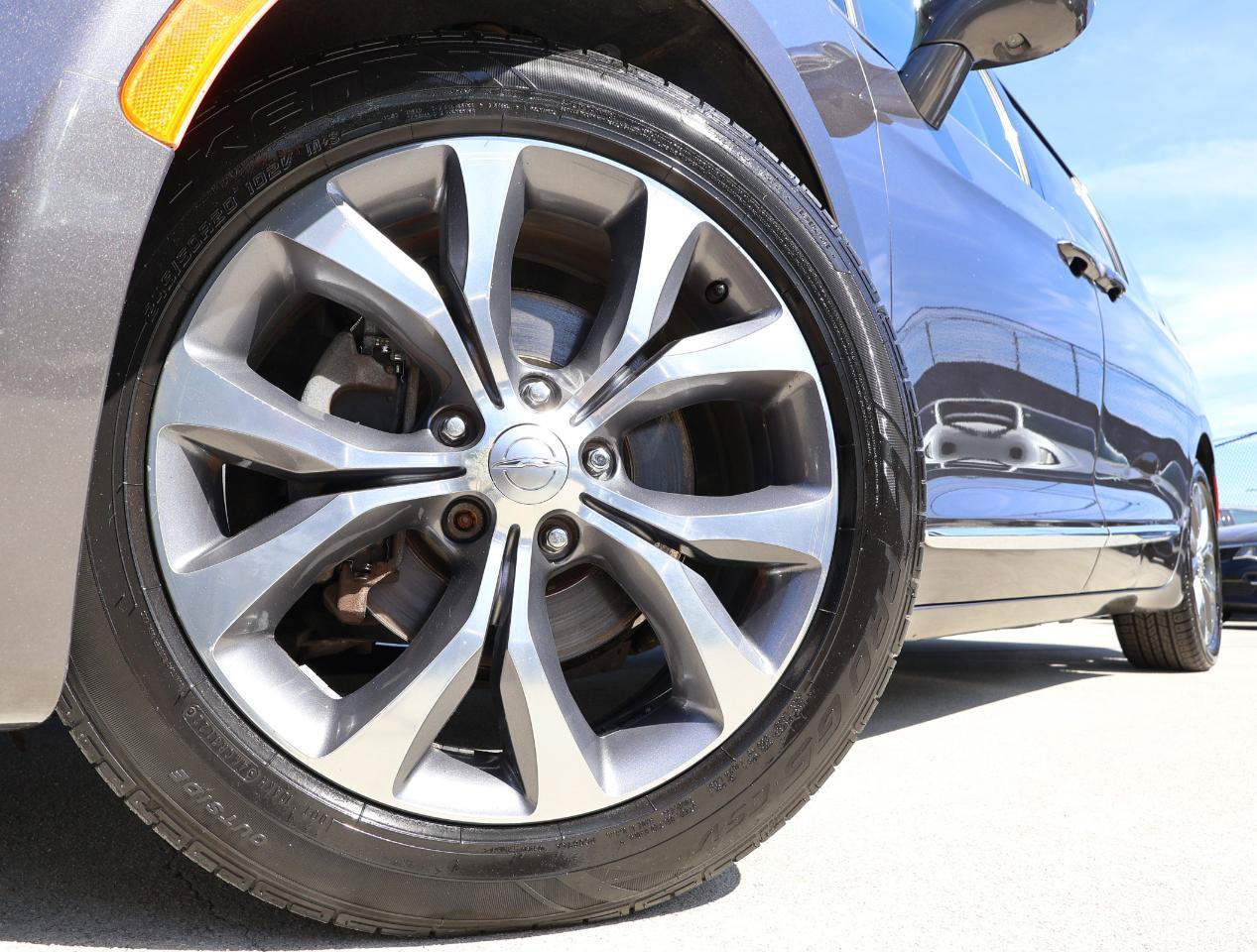 Used 2017 Chrysler Pacifica Limited w/ UConnect Theater Package FWD image 26