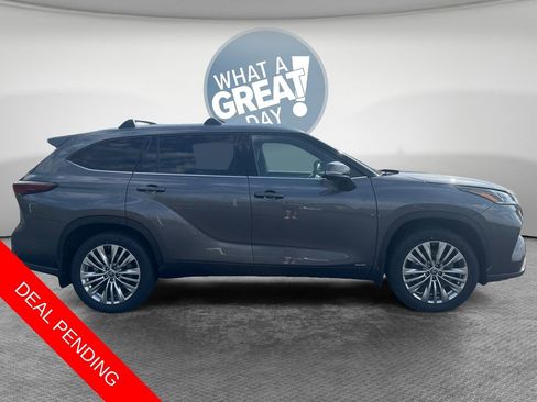 Used 2025 Toyota Highlander Platinum AWD/4WD image 2
