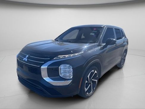 Used 2022 Mitsubishi Outlander ES image 2