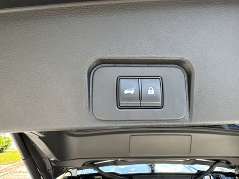 Used 2025 Nissan Rogue SV FWD image 19