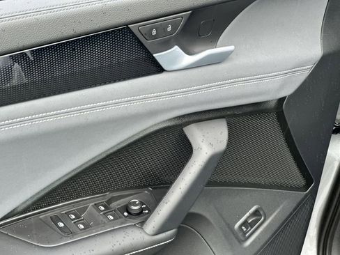 New 2025 Volkswagen Tiguan SE image 13