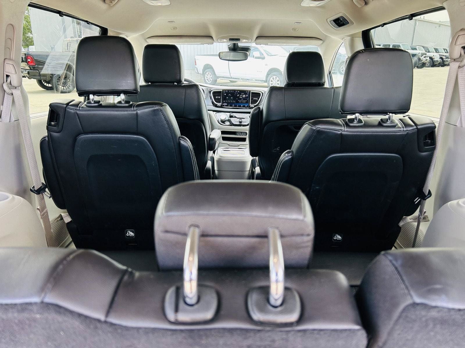 Used 2023 Chrysler Pacifica Touring-L FWD image 29