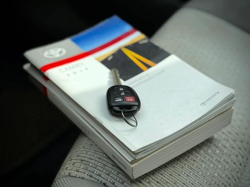 Used 2014 Toyota Camry LE image 18