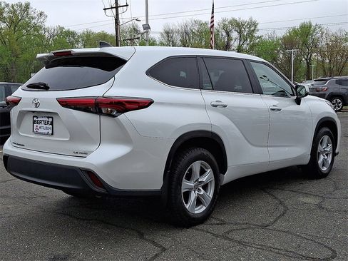 Used 2023 Toyota Highlander LE image 6