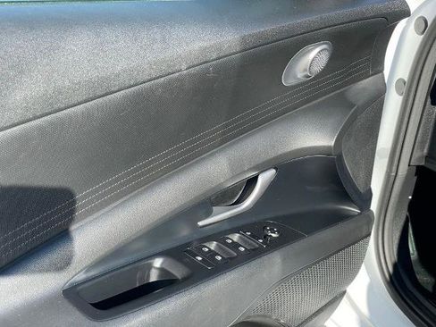 Used 2023 Hyundai Elantra SEL image 11