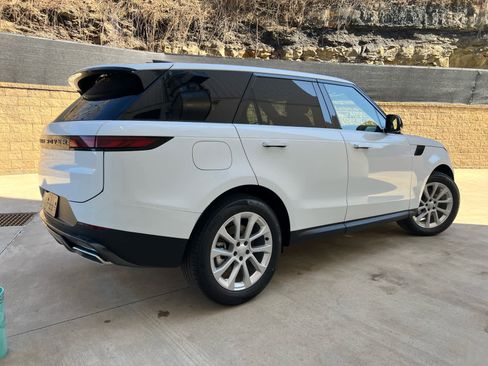 Used 2025 Land Rover Range Rover Sport image 3