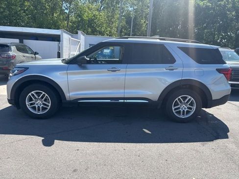Used 2025 Ford Explorer Active AWD/4WD image 5