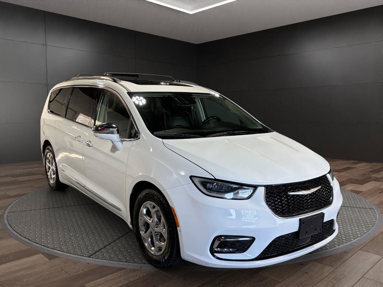Used 2022 Chrysler Pacifica Limited FWD image 2