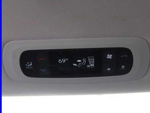 Used 2023 Chrysler Pacifica Touring-L image 29