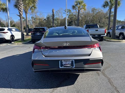 Used 2024 Hyundai Elantra SEL image 9