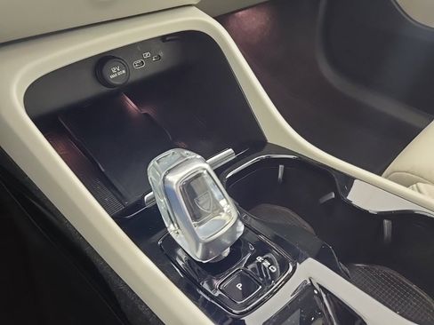 Certified 2023 Volvo XC40 B5 Ultimate w/ Climate Package image 20