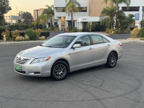 Used 2009 Toyota Camry LE FWD image 1
