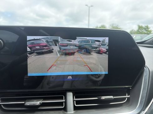 Used 2024 Chevrolet Trax RS w/ Sunroof Package FWD image 25