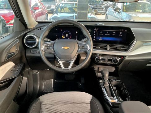 Used 2024 Chevrolet Trax LT w/ LT Convenience Package image 7