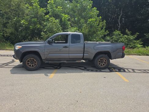 Used 2018 Toyota Tacoma SR AWD/4WD image 2