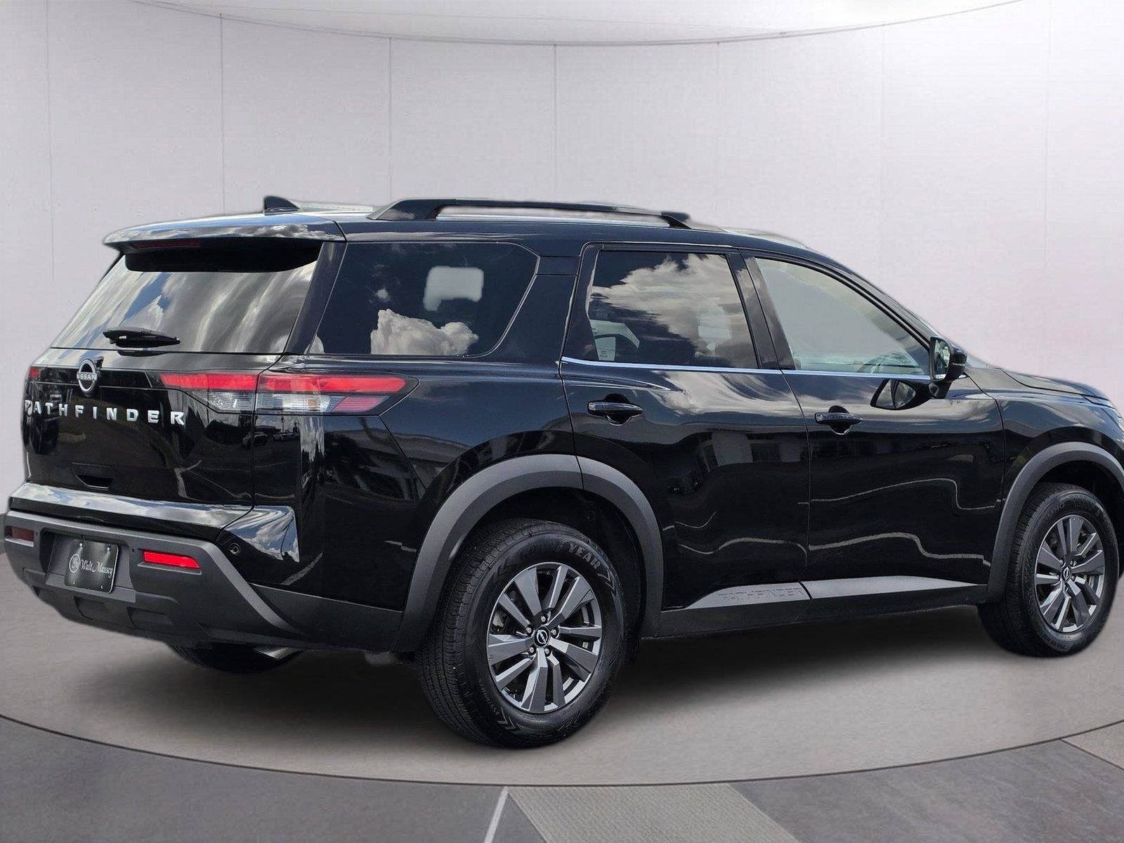 Used 2025 Nissan Pathfinder SV FWD image 5