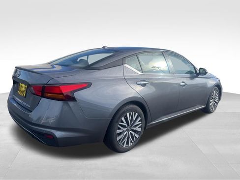 Used 2025 Nissan Altima 2.5 SV FWD image 6