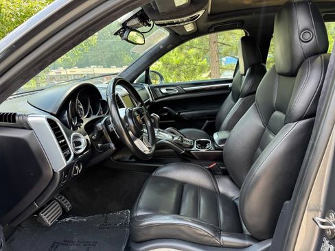 Used 2016 Porsche Cayenne Turbo AWD/4WD image 33